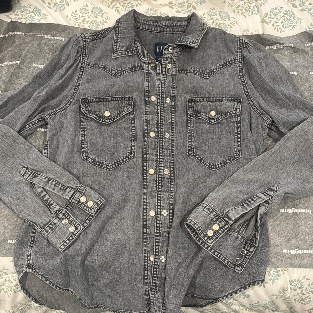 Gap long sleeved denim button down shirt in size small